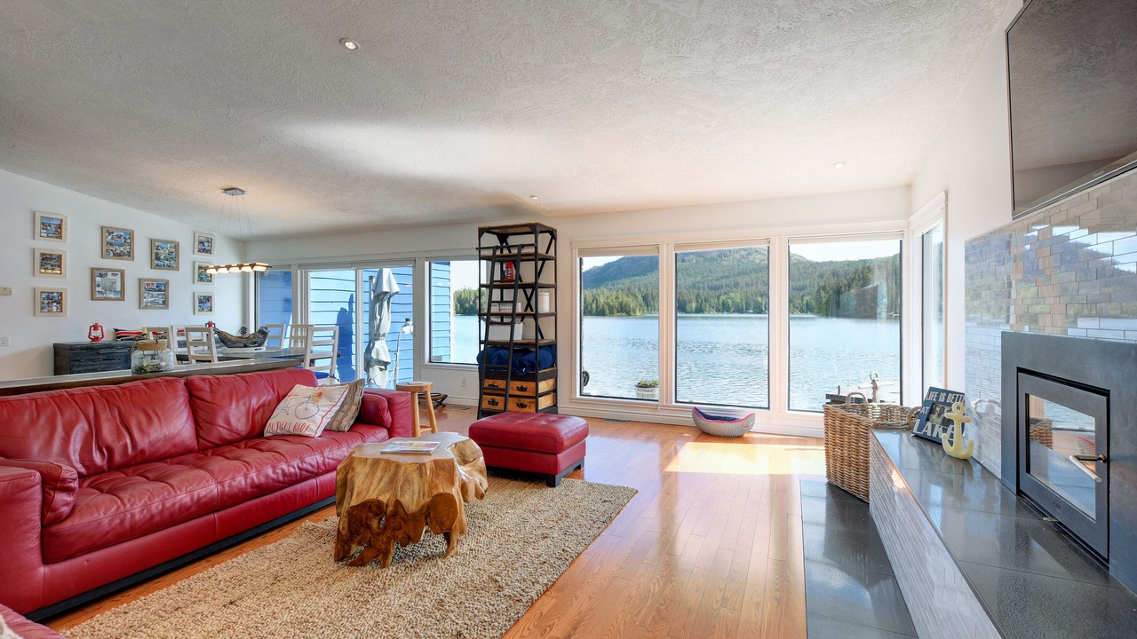Photo of Livingroom in Shawnigan Lake