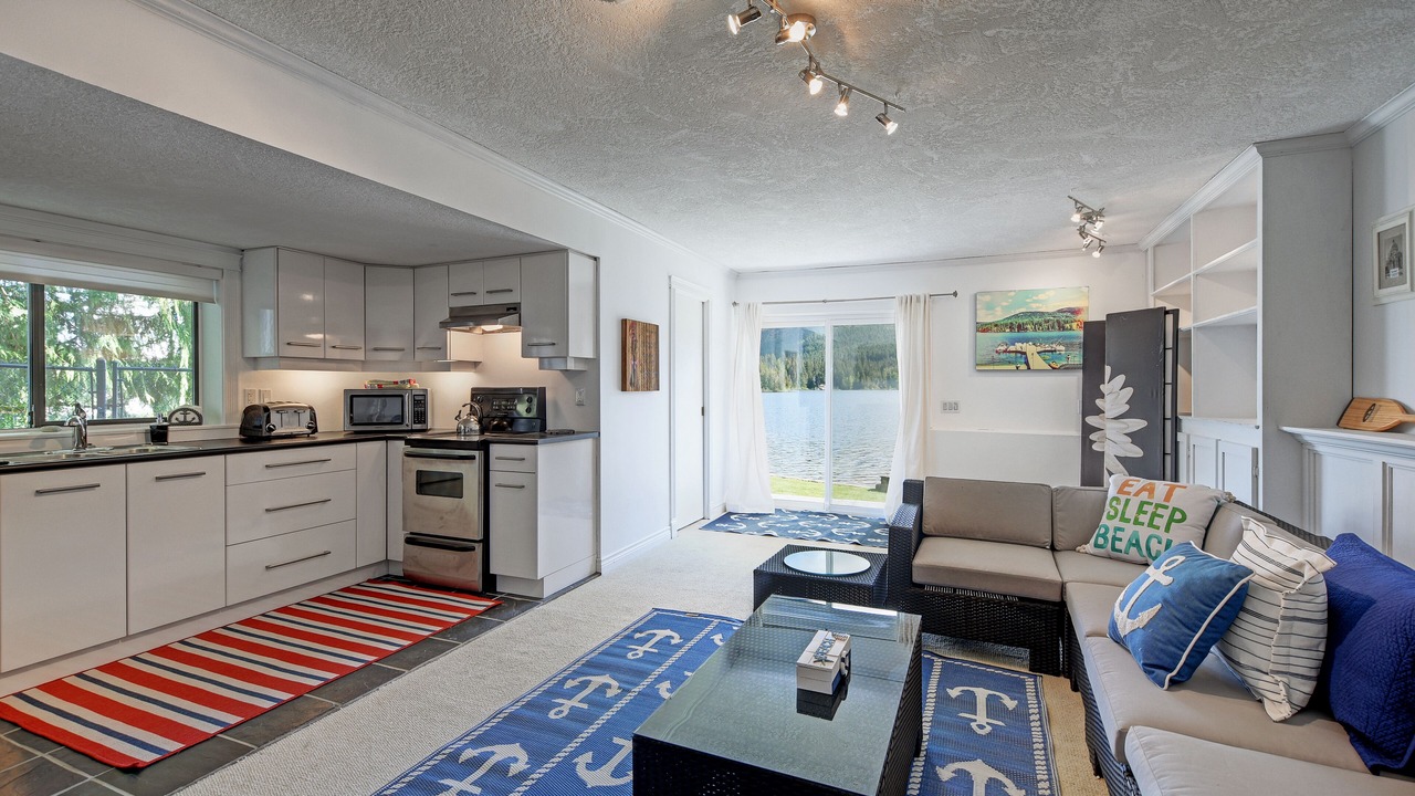Photo of Livingroom in Shawnigan Lake