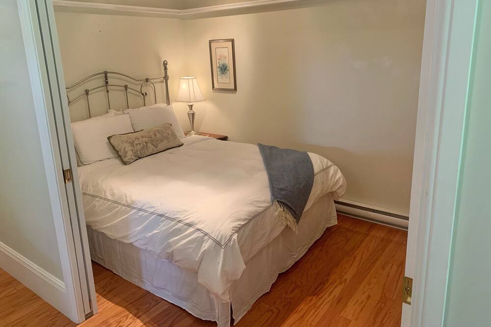 Photo of Bedroom in Roberts Creek
