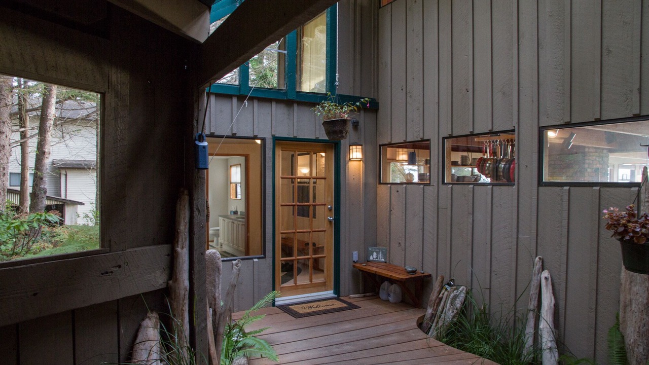 Photo of Patio Balcony in Juan de Fuca Electoral Area