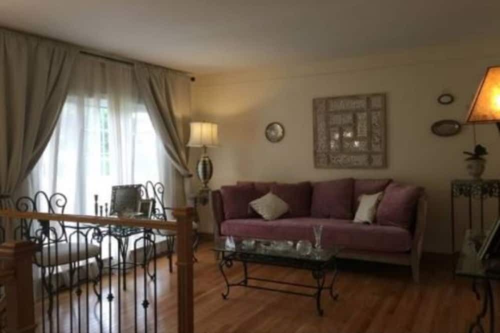 Photo of Livingroom in Vaudreuil