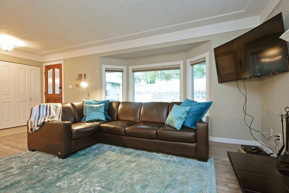 Photo of Livingroom in Juan de Fuca Electoral Area
