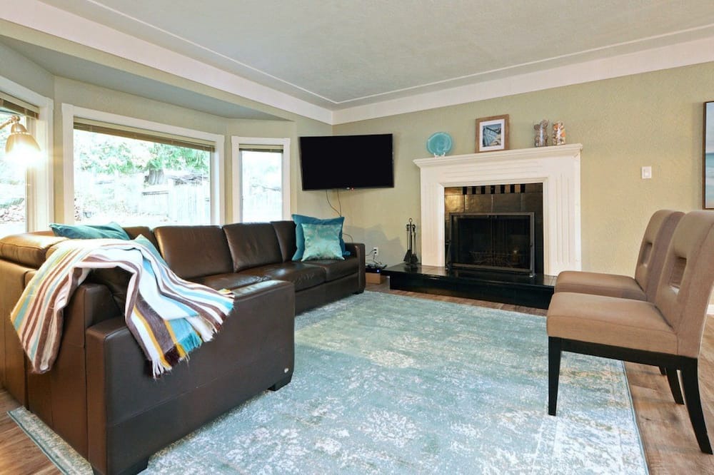 Photo of Livingroom in Juan de Fuca Electoral Area