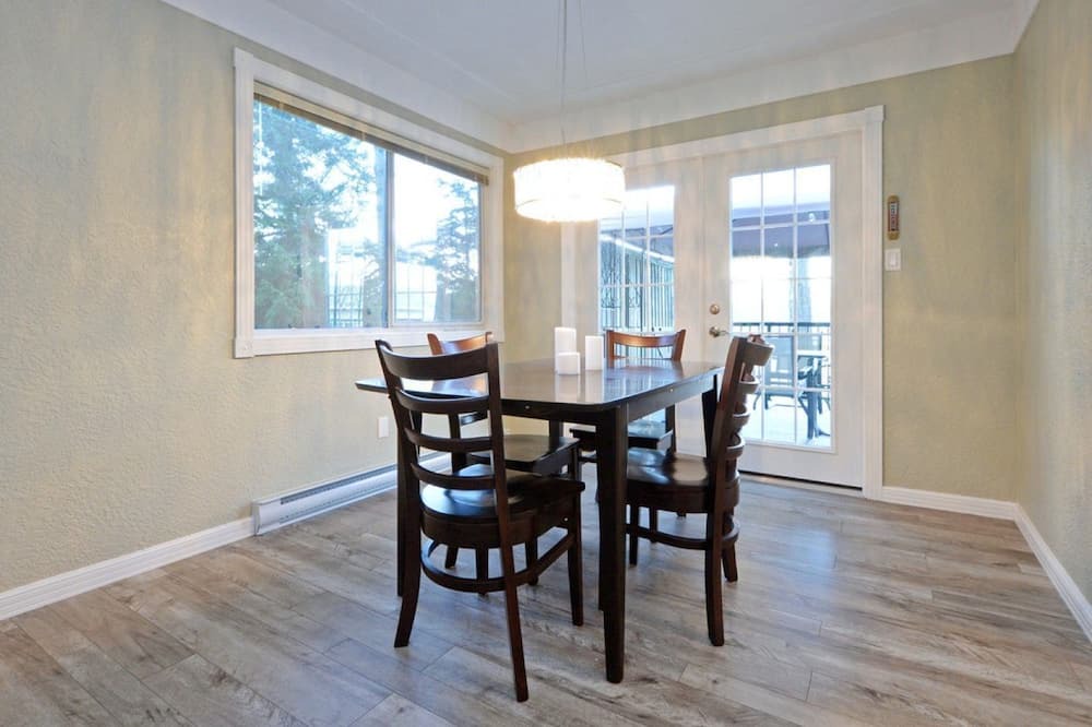 Photo of Livingroom in Juan de Fuca Electoral Area