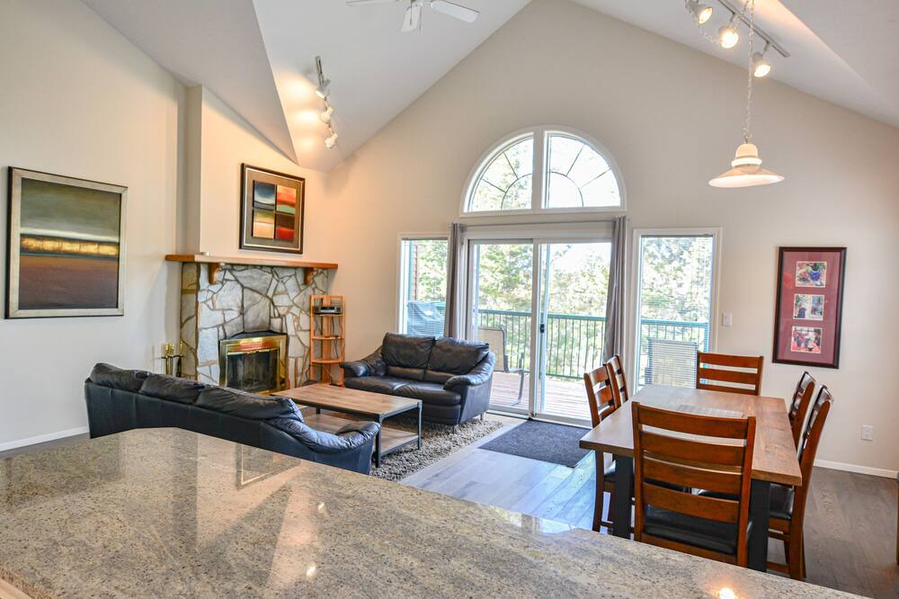 Photo of Livingroom in East Kootenay