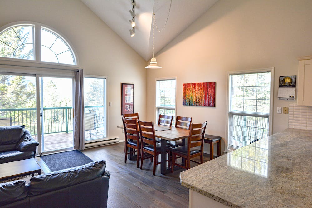 Photo of Livingroom in East Kootenay