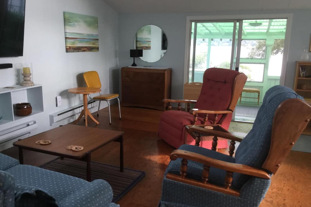 Photo of Livingroom in Boutiliers Point