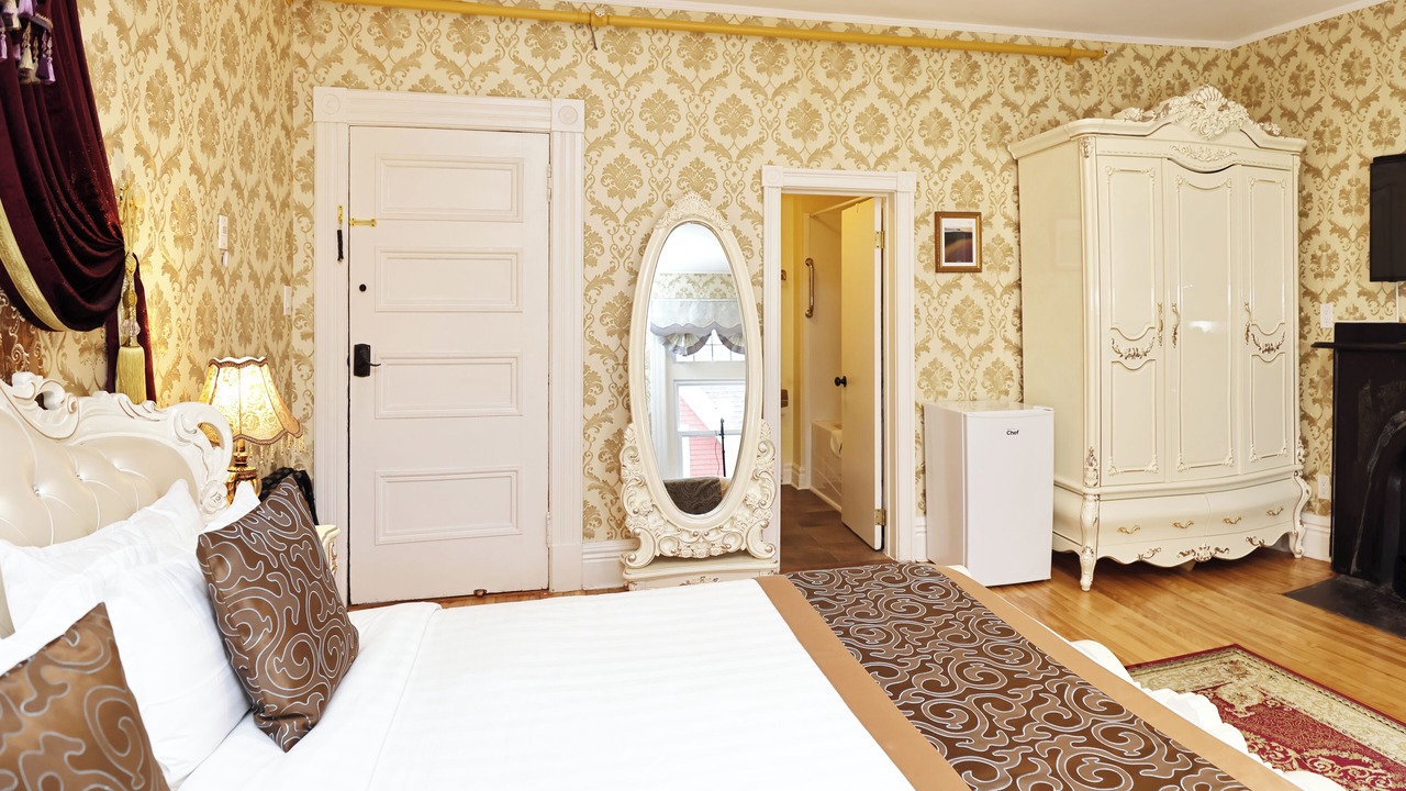 Photo of Bedroom in Queens Square