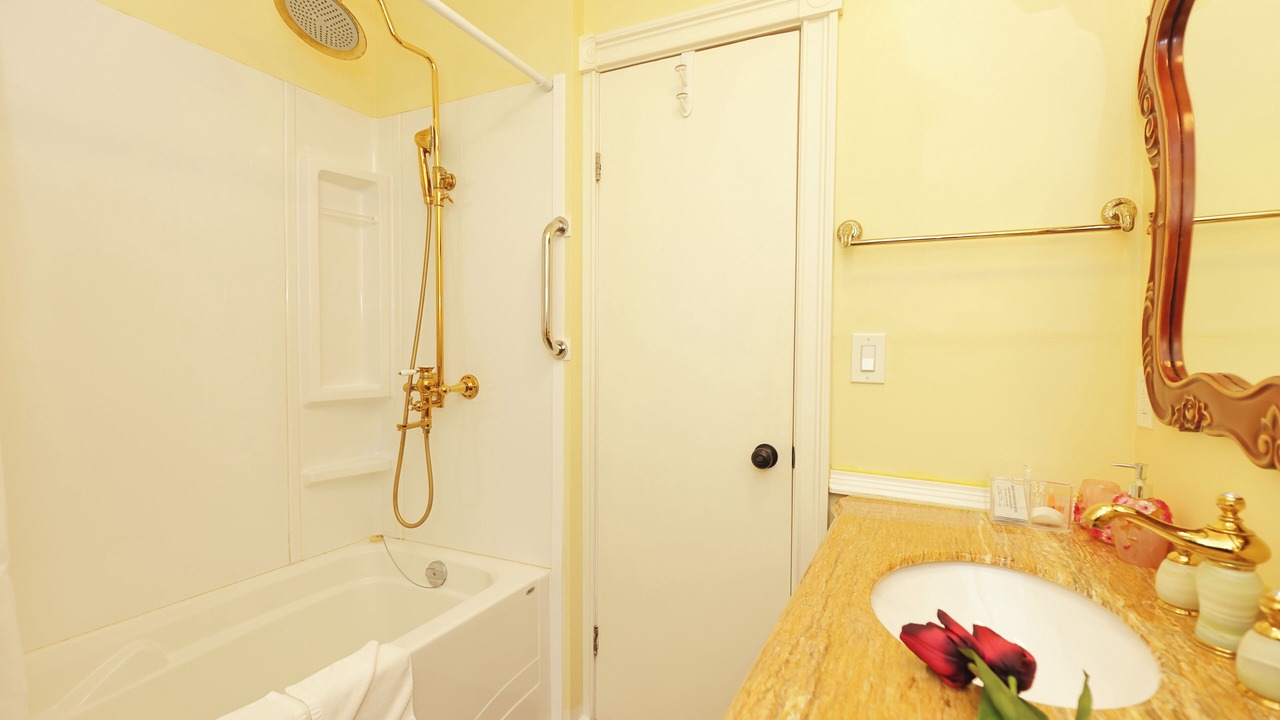 Photo of Bathroom in Queens Square
