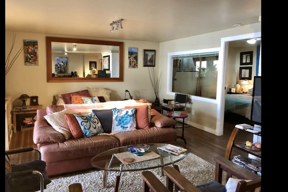 Photo of Livingroom in Davis Bay