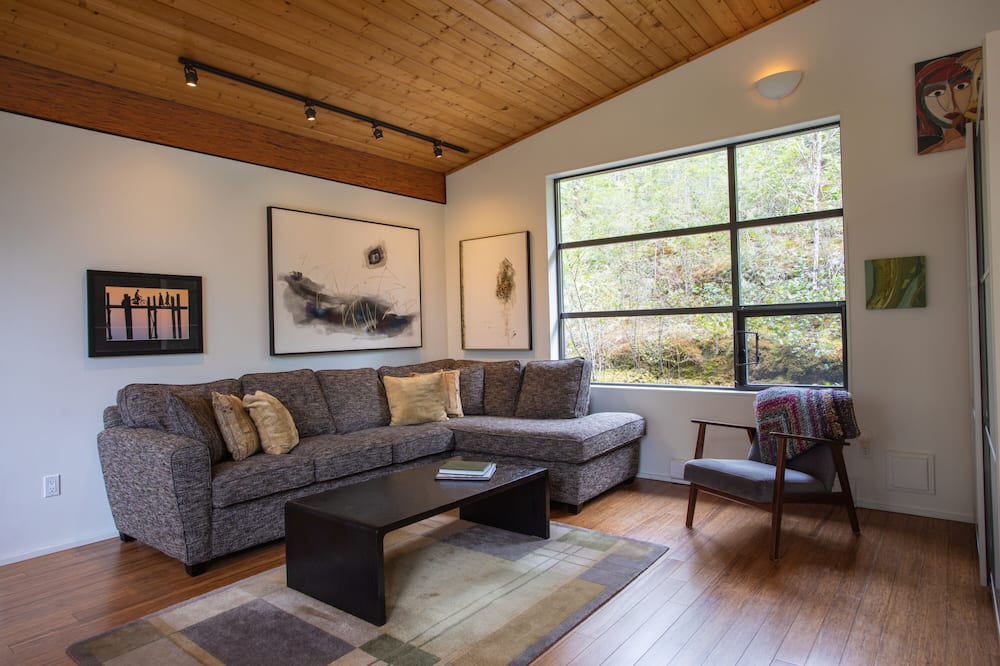 Photo of Livingroom in Madeira Park