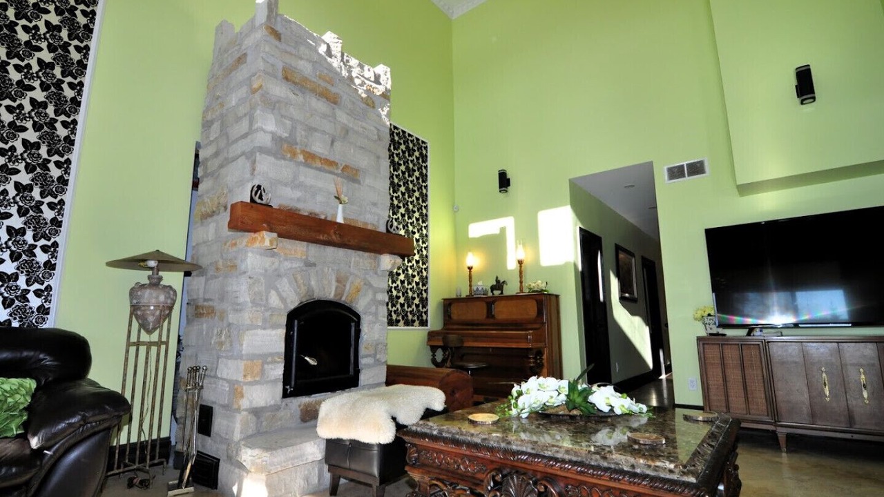Photo of Livingroom in Sainte-Marguerite-du-Lac-Masson