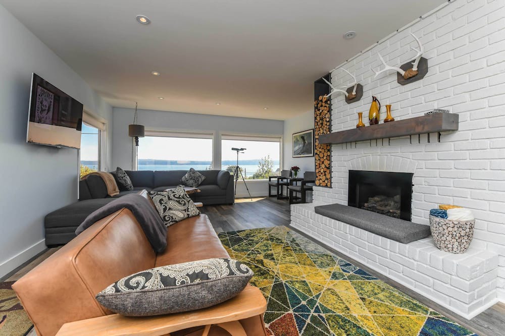 Photo of Livingroom in Union Bay