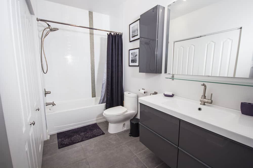 Photo of Bathroom in La Petite-Patrie