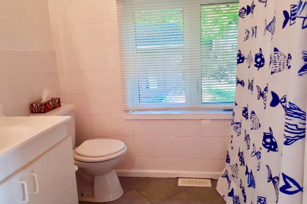 Photo of Bathroom in Les Collines-de-l'Outaouais Regional County Municipality