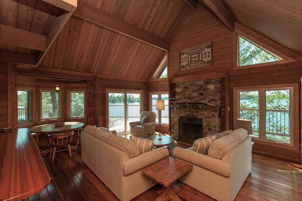 Photo of Livingroom in Pointe au Baril