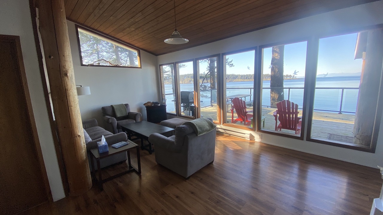 Photo of Livingroom in Saturna Island