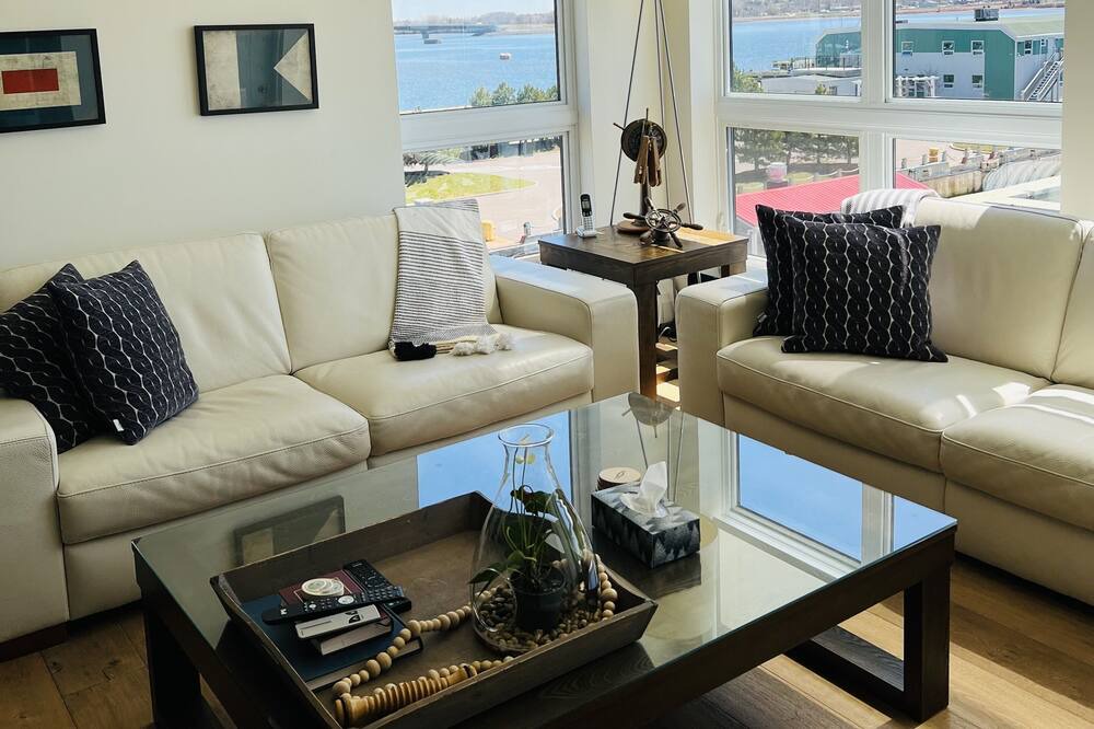 Photo of Livingroom in Queens Square
