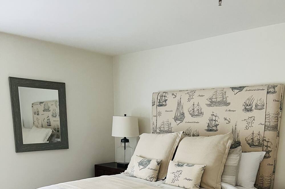 Photo of Bedroom in Queens Square