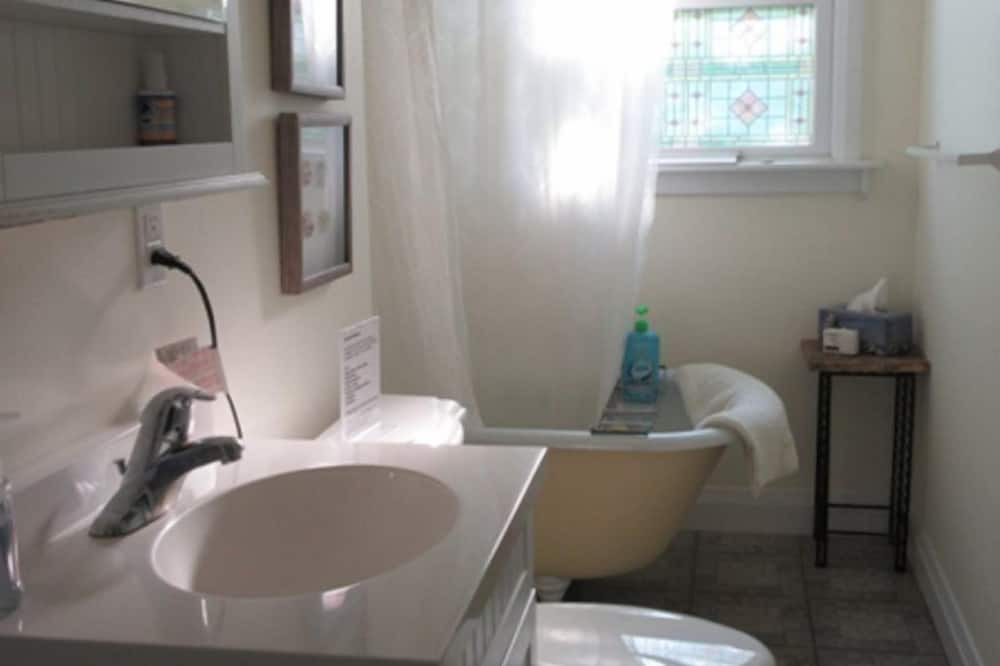 Photo of Bathroom in Waupoos