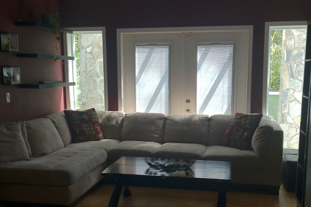 Photo of Livingroom in Esquimalt