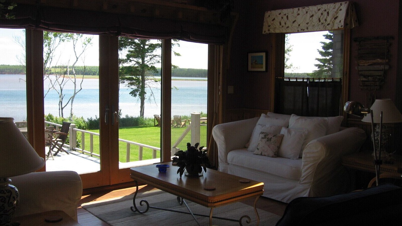 Photo of Livingroom in Red House