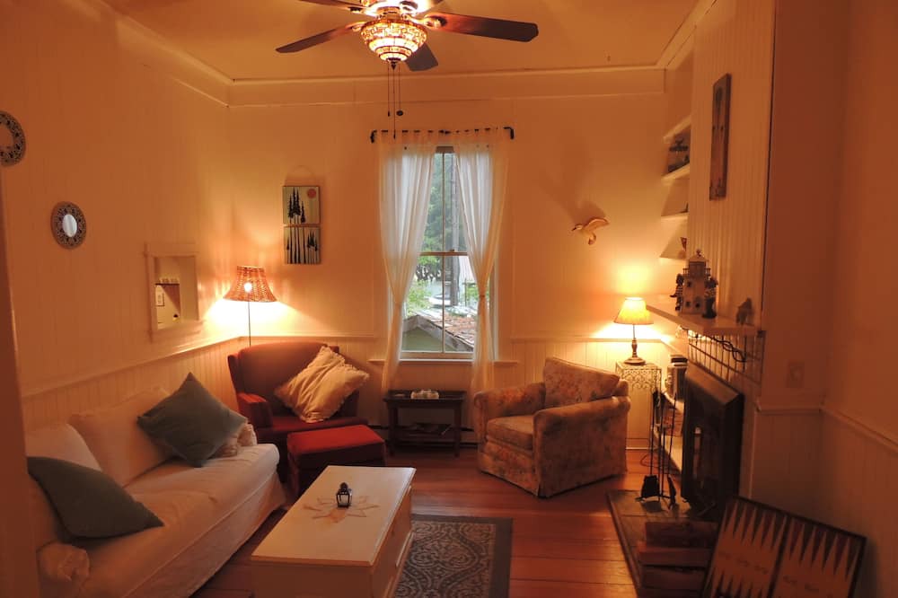 Photo of Livingroom in Mayne Island