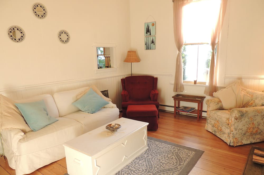 Photo of Bedroom in Mayne Island