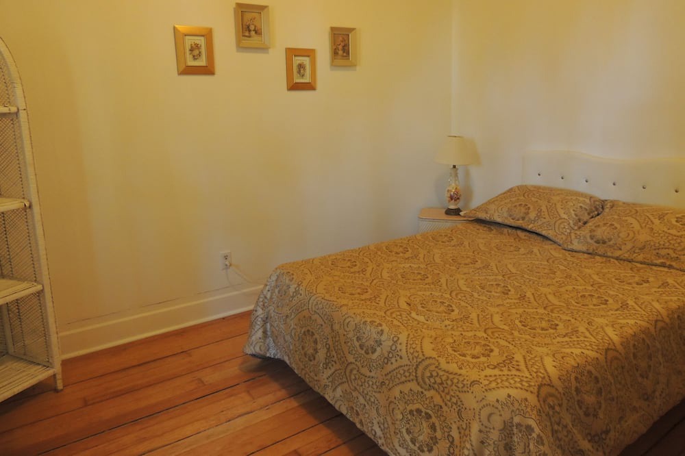 Photo of Bedroom in Mayne Island
