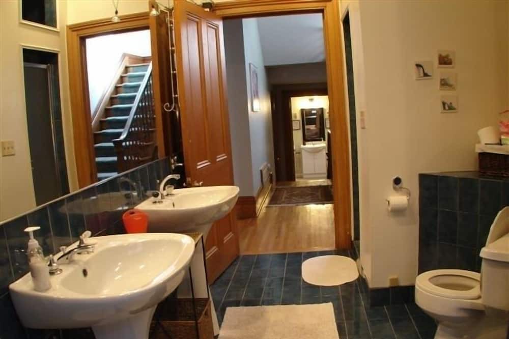 Photo of Bathroom in Cabbagetown South