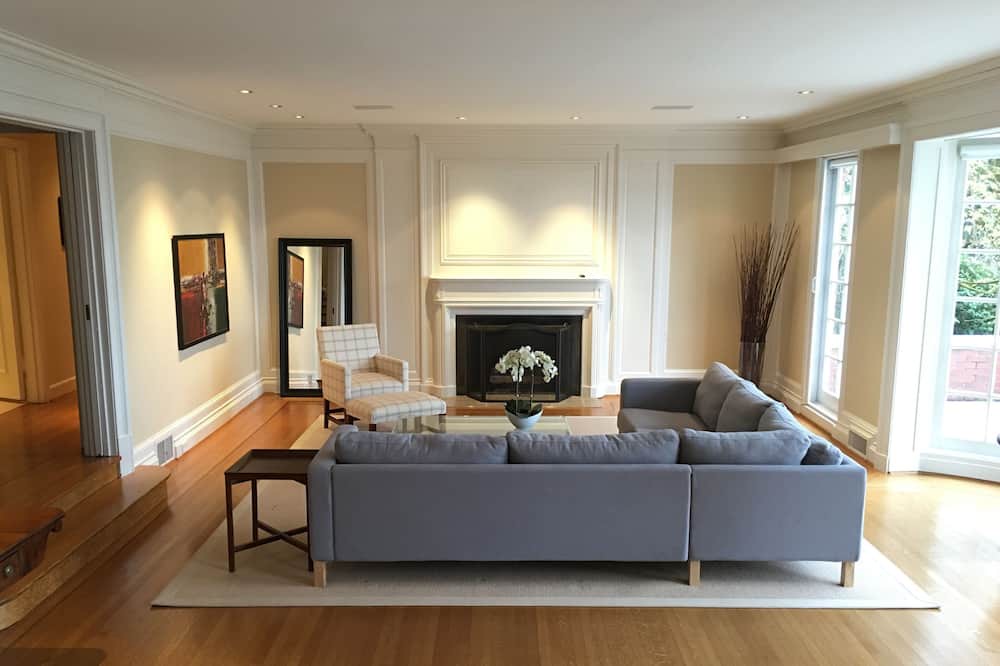 Photo of Livingroom in West Vancouver