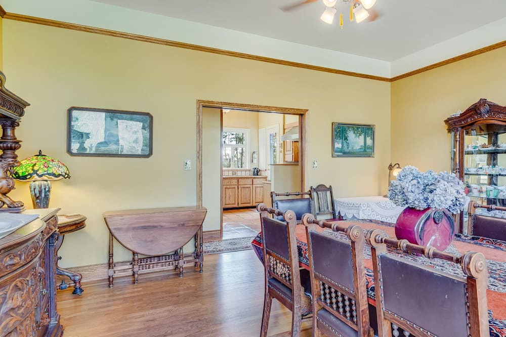Photo of Livingroom in North Saanich