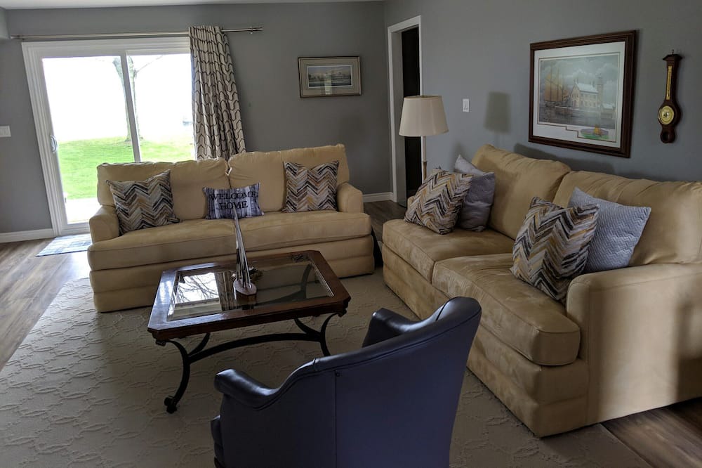 Photo of Livingroom in Pointe aux Roches
