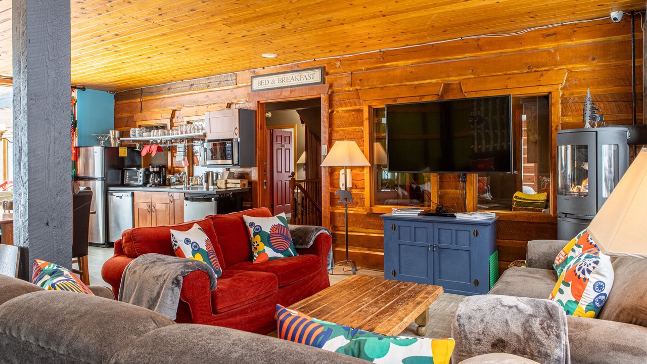 Photo of Livingroom in East Kootenay