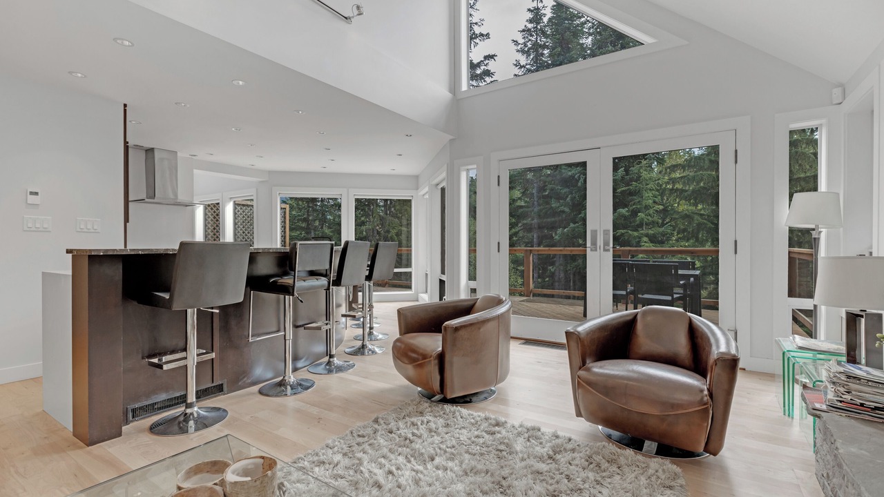 Photo of Livingroom in Whistler Cay Estates