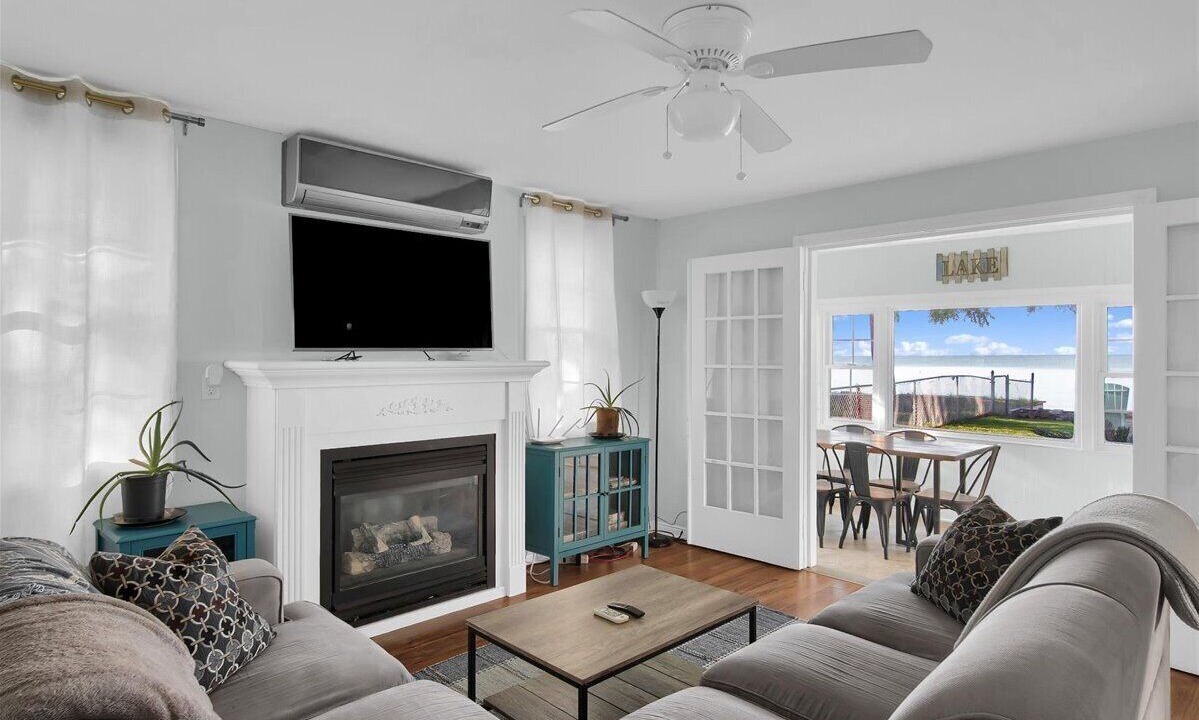 Photo of Livingroom in Town of Essex