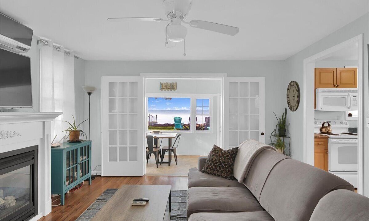 Photo of Livingroom in Town of Essex
