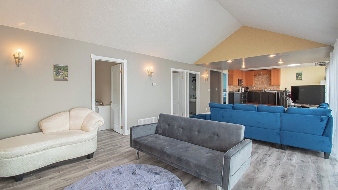Photo of Livingroom in Victoria Harbour