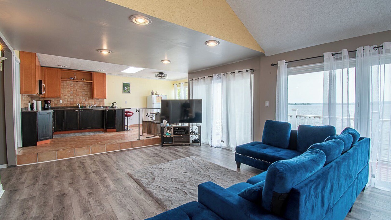 Photo of Livingroom in Victoria Harbour
