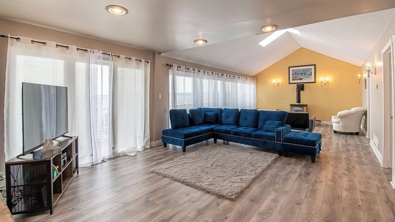 Photo of Livingroom in Victoria Harbour