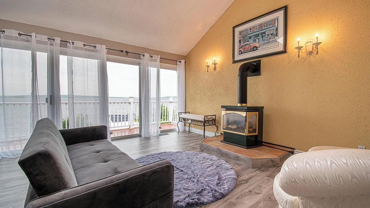 Photo of Livingroom in Victoria Harbour