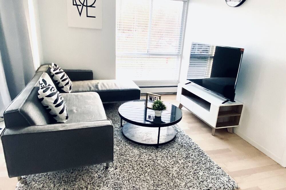 Photo of Livingroom in Renfrew-Collingwood