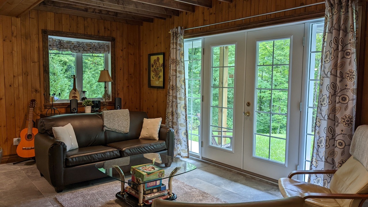 Photo of Livingroom in Bolton-Est