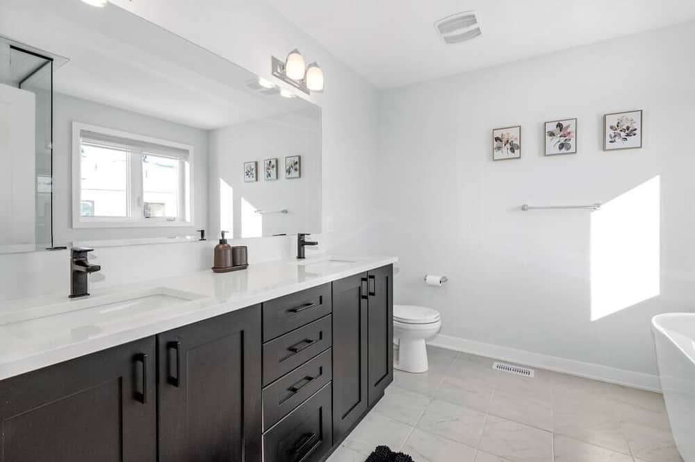 Photo of Bathroom in Cardinal Creek