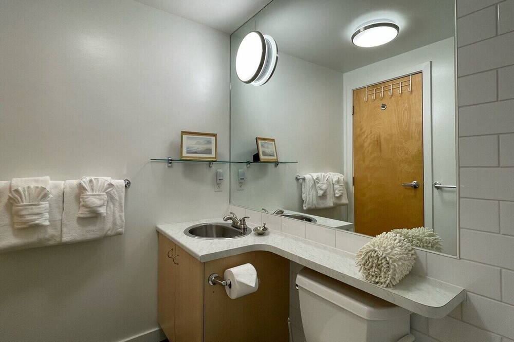 Photo of Bathroom in Inner Harbour
