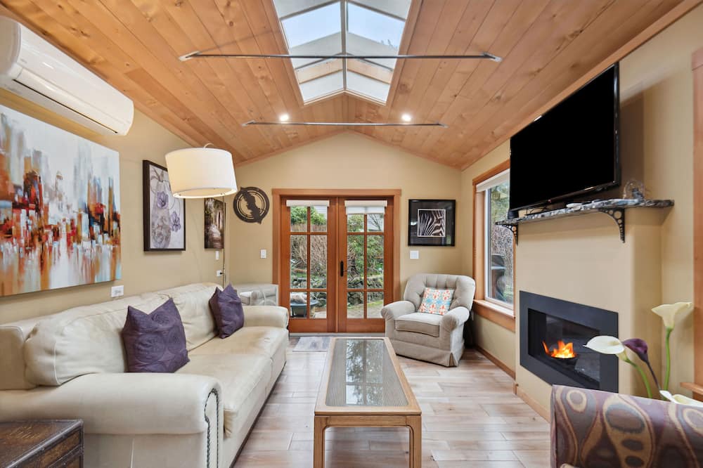 Photo of Livingroom in Shawnigan Lake