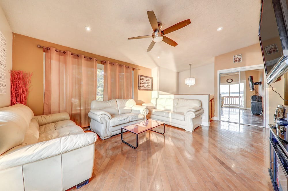 Photo of Livingroom in Scugog