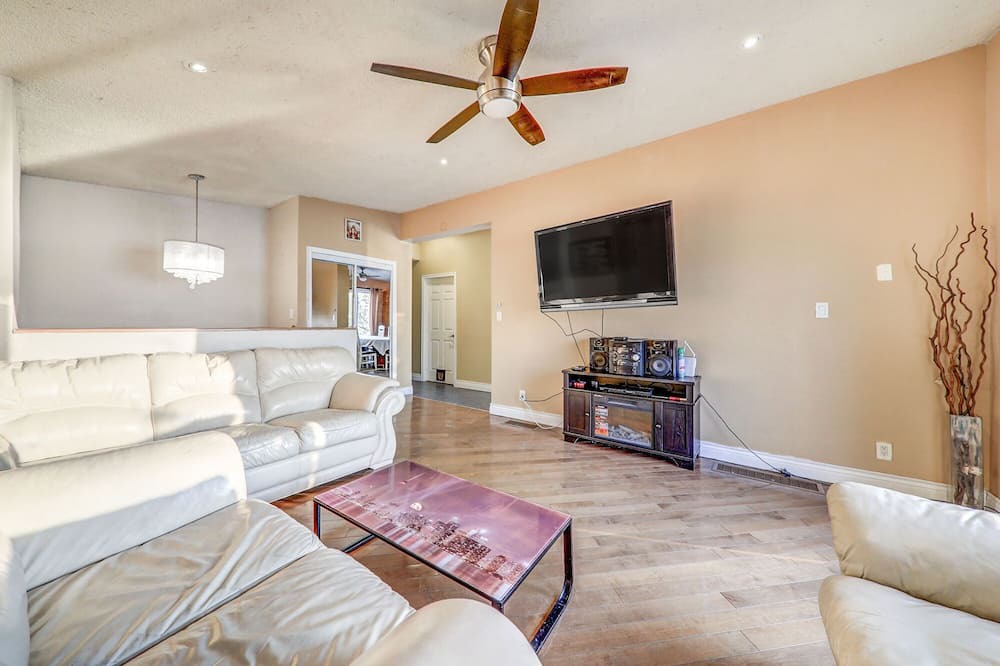 Photo of Livingroom in Scugog