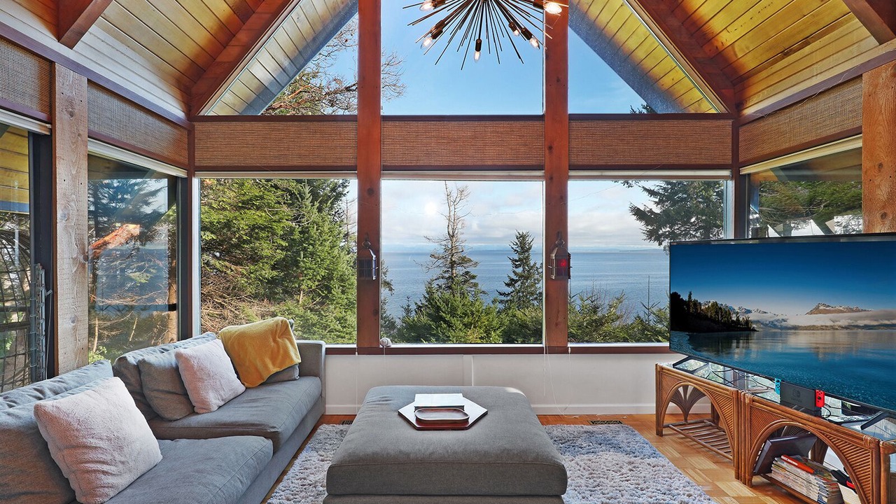 Photo of Livingroom in Courtenay
