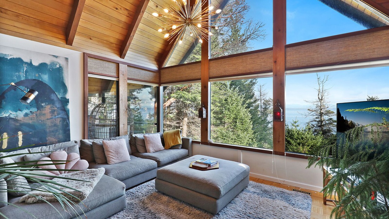 Photo of Livingroom in Courtenay